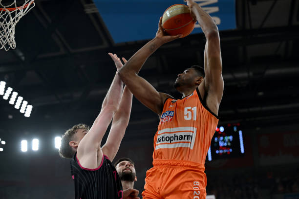 综评能力值70！杨瀚森2K26部分能力值详情：站扣75 中投&三分66