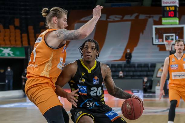 体育德甲：拜仁慕尼黑6-0沙尔克04 继续领跑